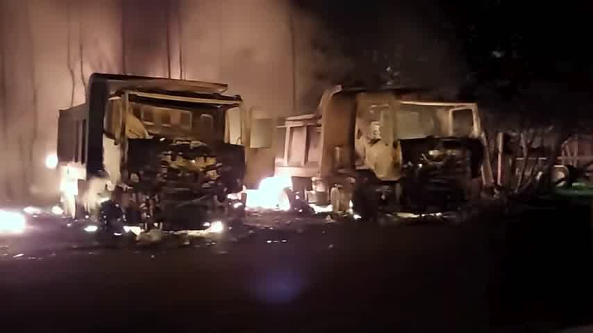 Ataque incendiario destruye camiones y maquinaria en relleno sanitario