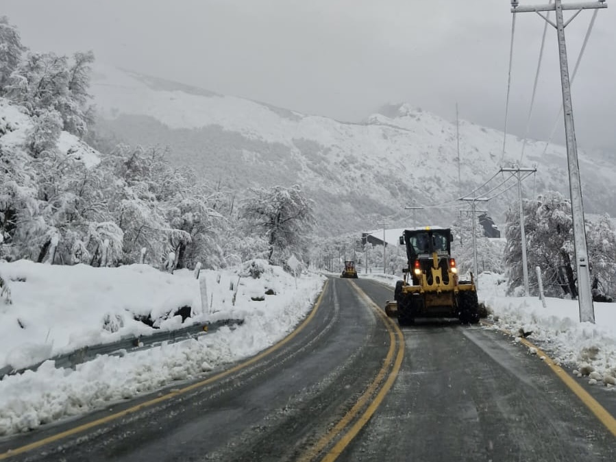 Vialidad despeja nieve en ruta a Nevados de Chillán: ya se acumulan 70 cm y se exige uso de cadenas desde Los Lleuques