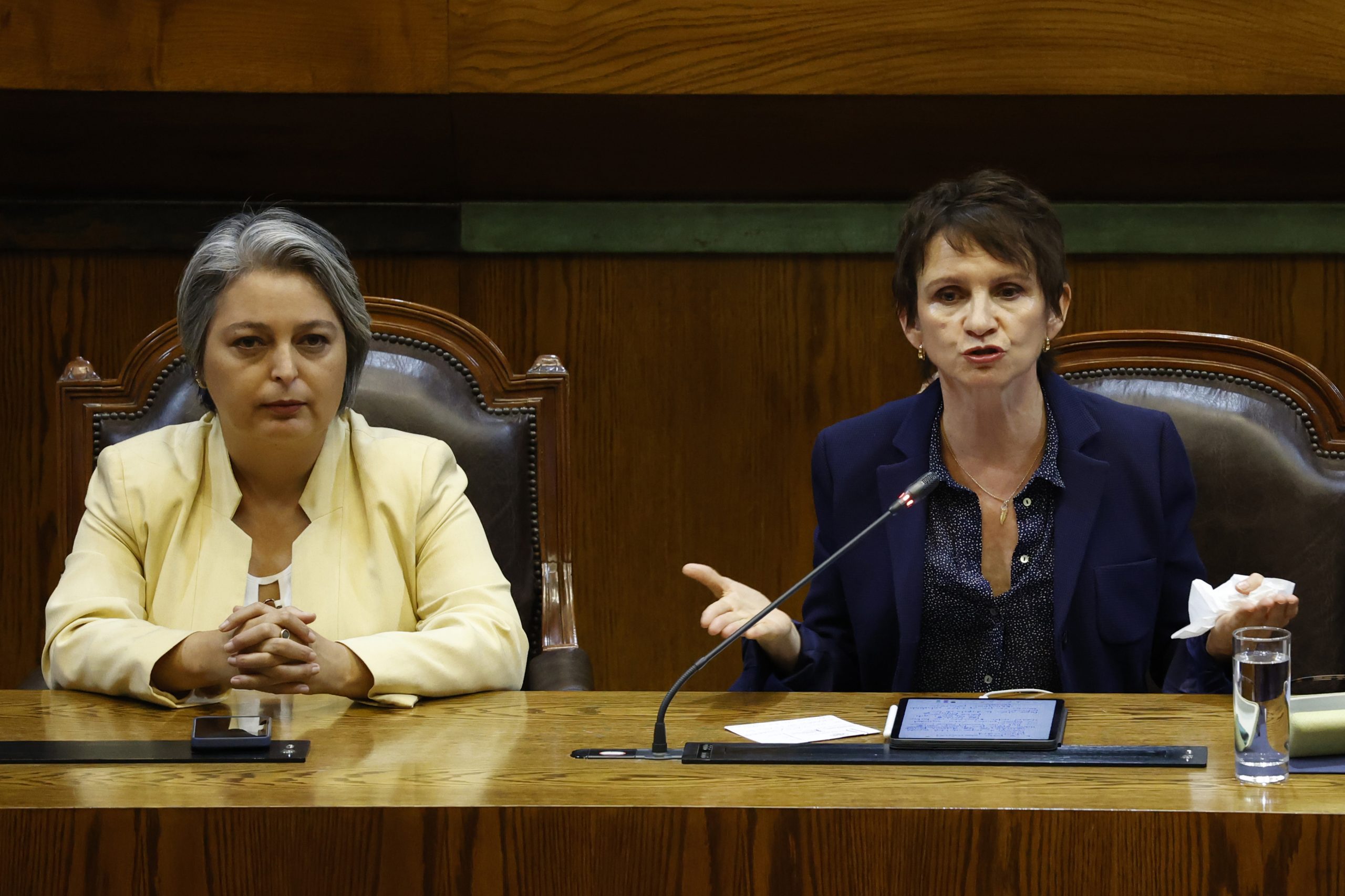 Tohá y Jara chocan en debate por seguridad del país