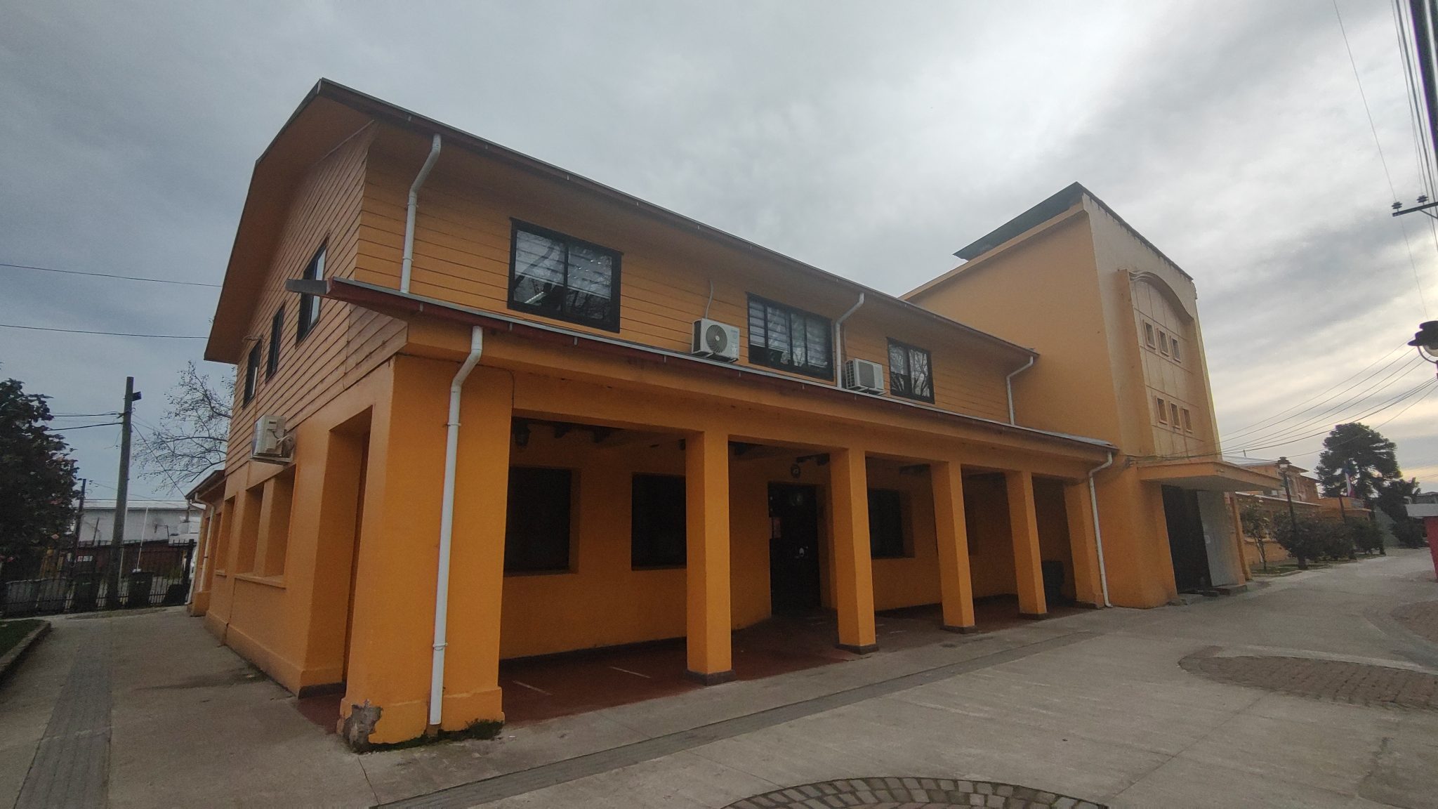 Intentan asesinar al alcalde de Bulnes en su oficina: hombre llegó armado