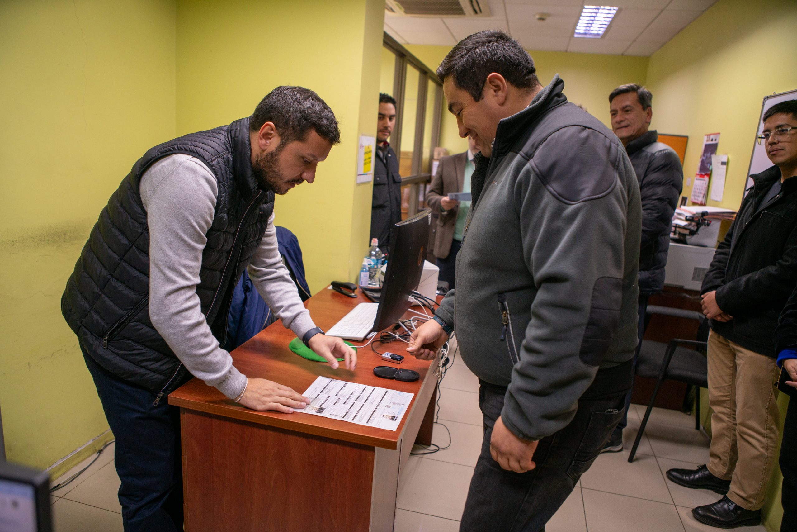 Conductor de San Carlos hace historia: recibe la primera licencia digital de Ñuble