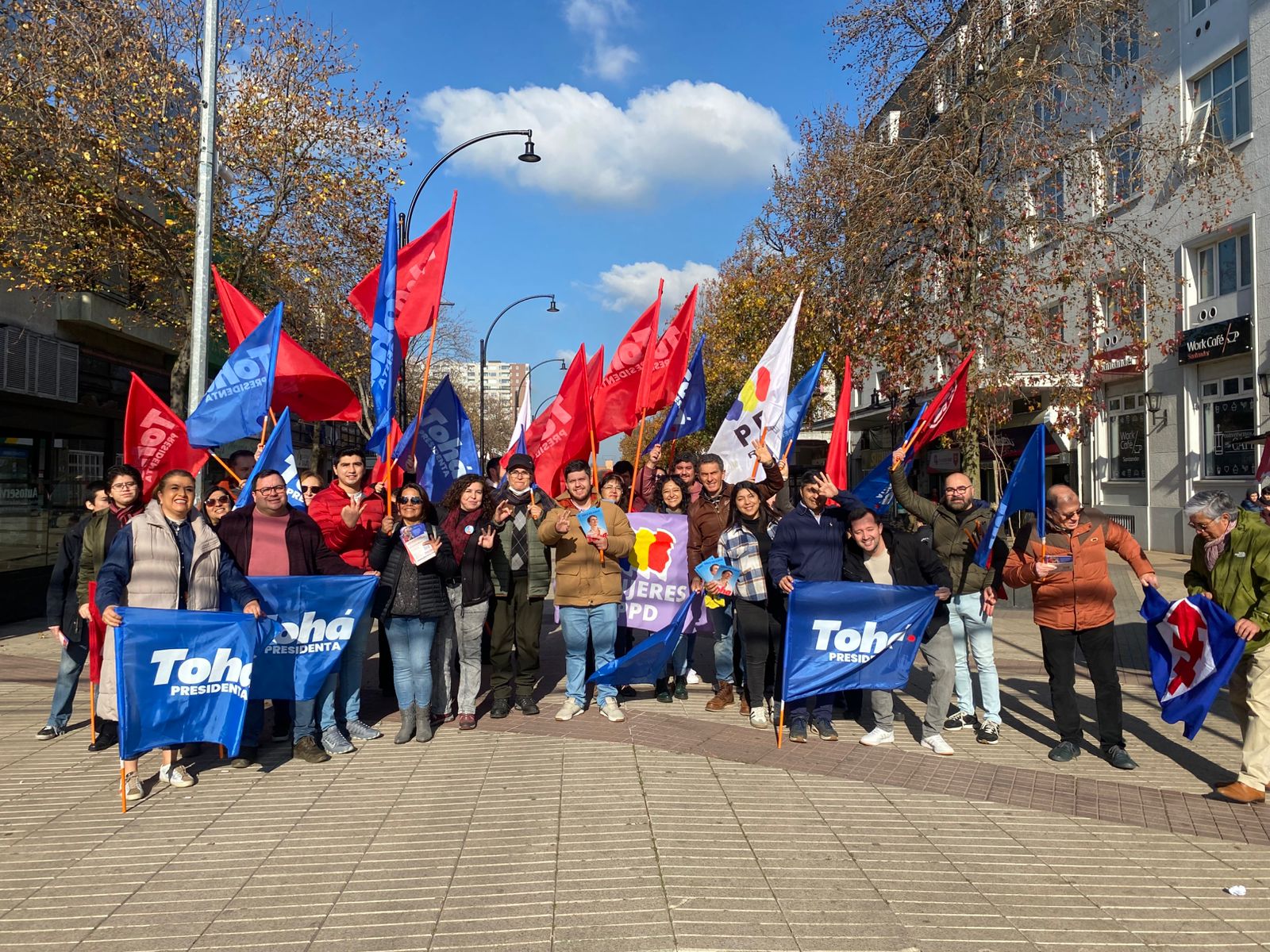 Realizan banderazo en apoyo a Carolina Tohá en Chillán