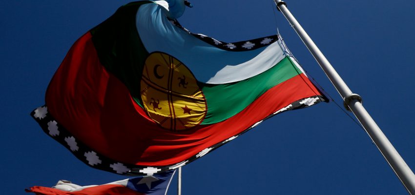 Chillán: Grupo “Legión León” se adjudica robo y ultraje de bandera mapuche desde edificio público