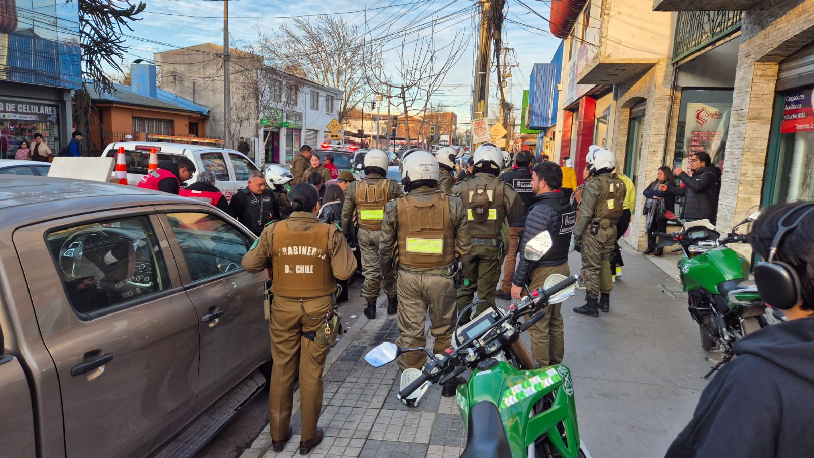 Violento: ambulante furioso enfrenta a inspectores y desata pelea en el centro de Chillán