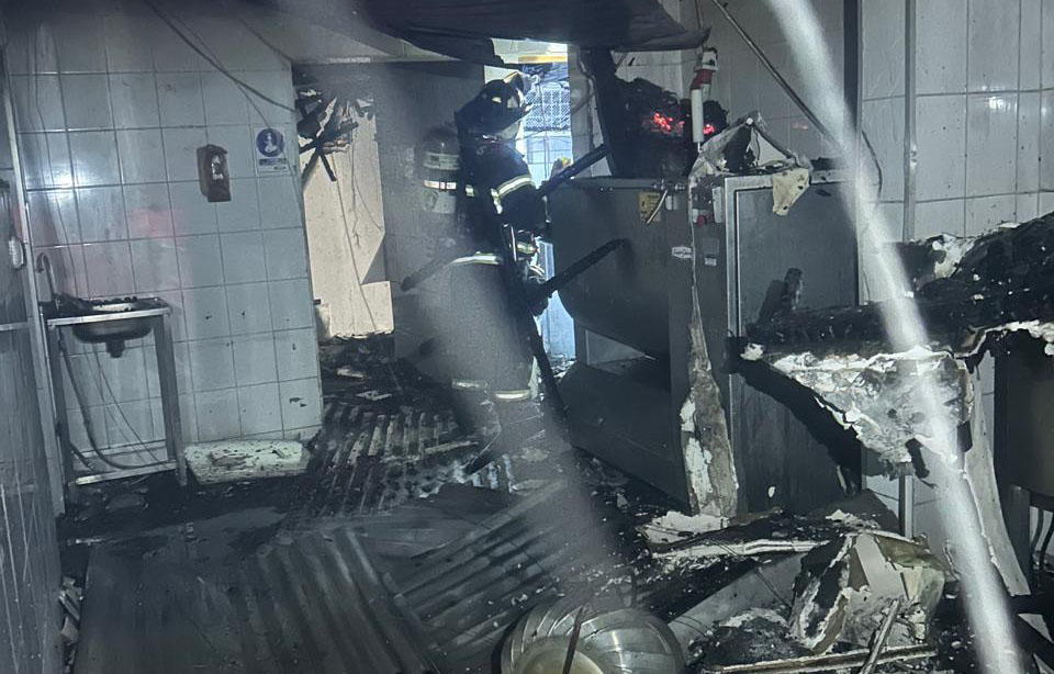 Fuego arrasa con famosa fábrica de longanizas al interior de cárcel en San Carlos
