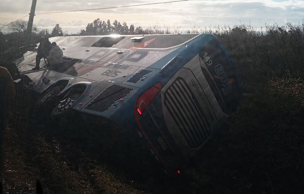 Un muerto y una decena de lesionados deja volcamiento de bus en Ñiquén