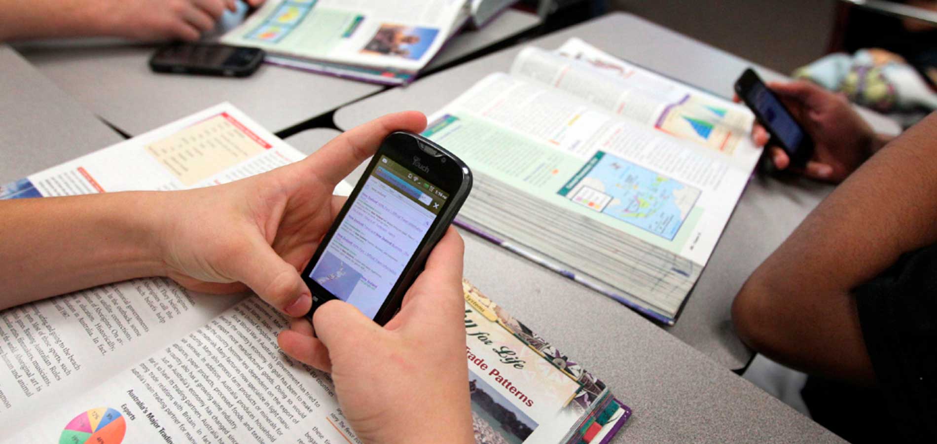 Senador Sanhueza impulsa ley para prohibir celulares en salas de clase