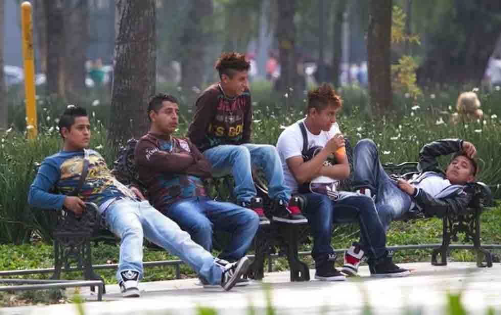 Chile supera los 336 mil jóvenes “ninis”: expertos advierten generación perdida y piden acción urgente