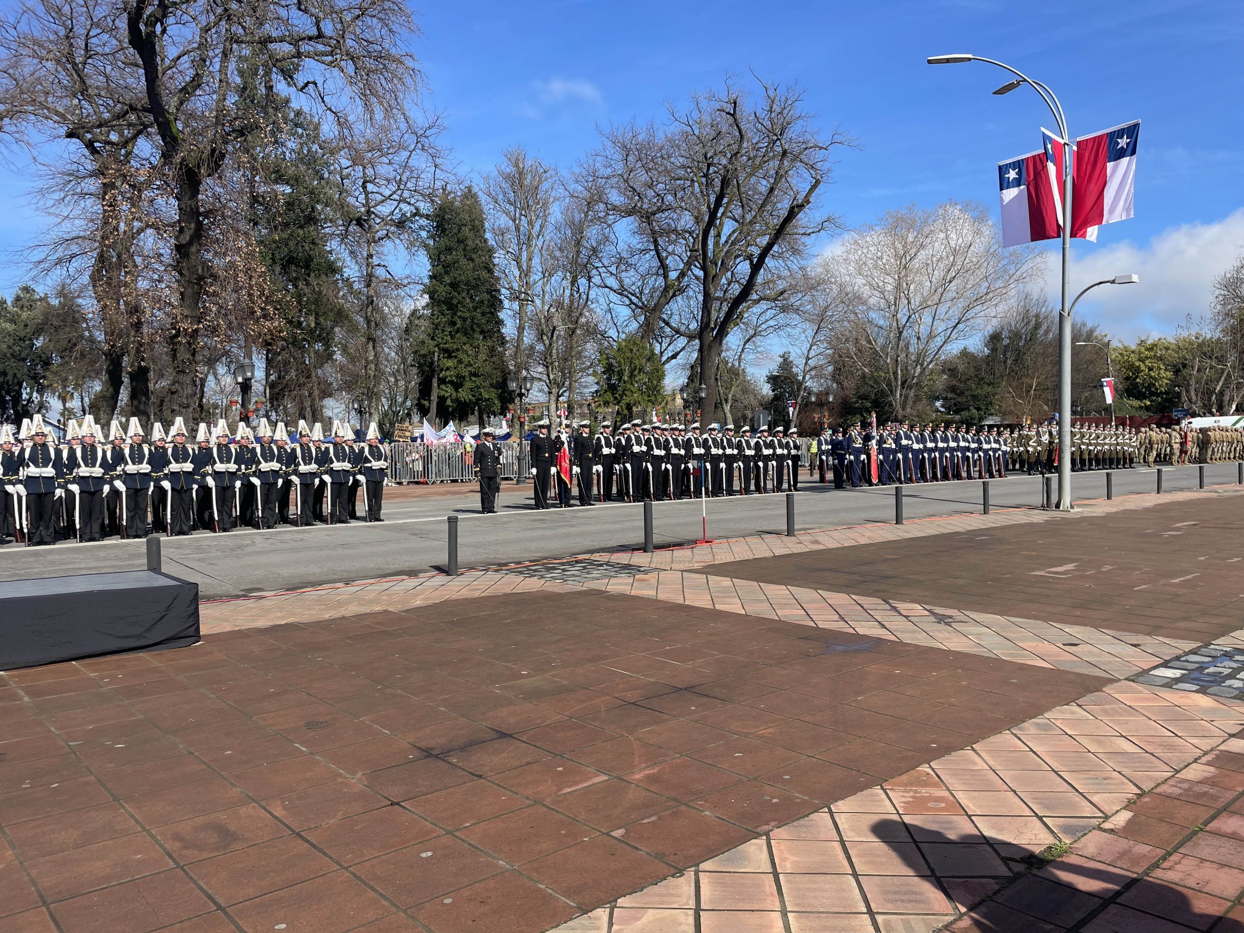 Efectivo del Ejército se desmaya durante desfile en Chillán Viejo y es retirado en ambulancia
