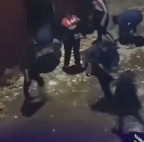 Impactante video destapa cómo la barra de Independiente fabricó armas con palos y vidrios para atacar a hinchas de La U