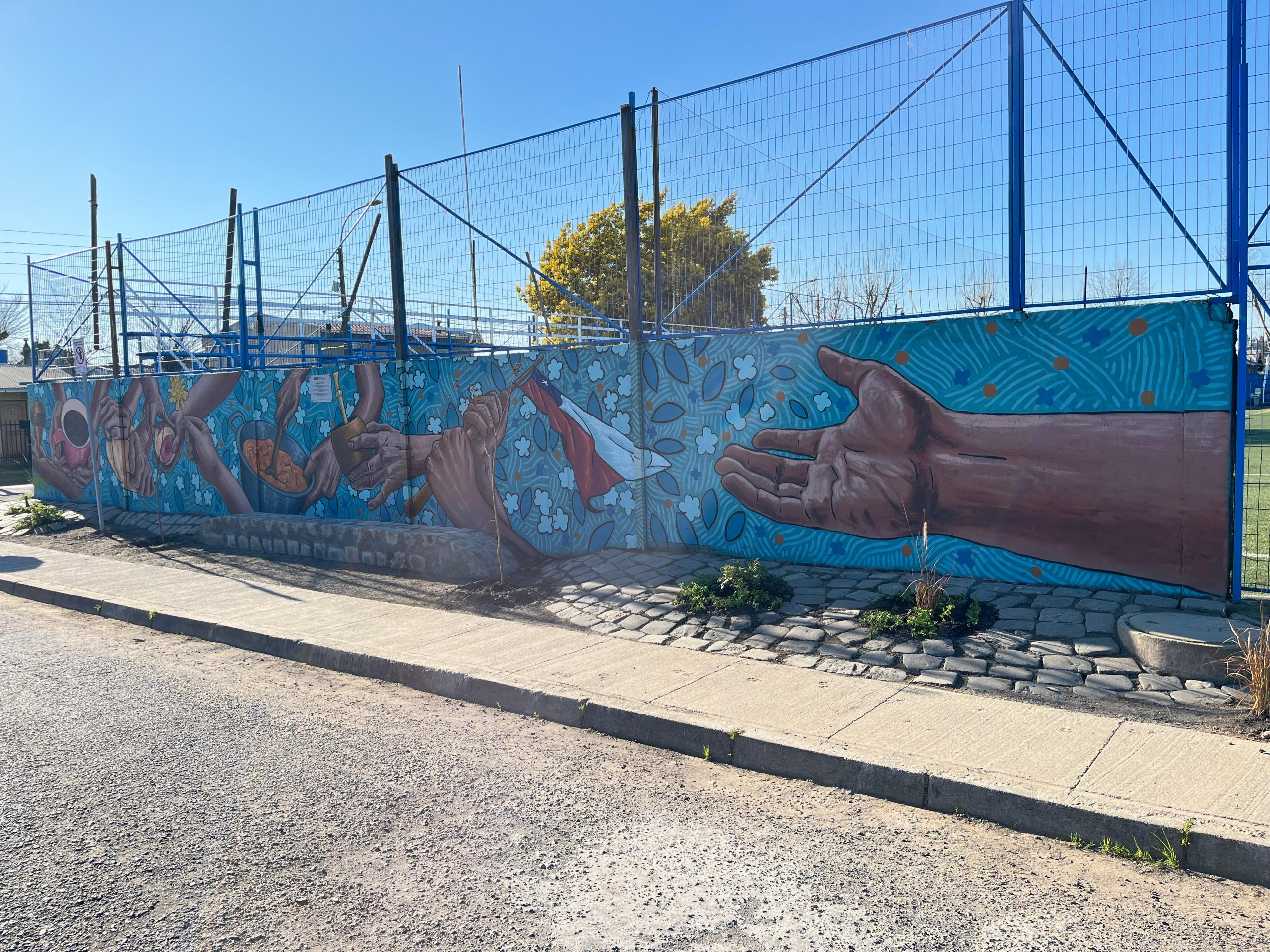 Inauguran mural comunitario que rescata la historia del Barrio Arturo Prat en Chillán