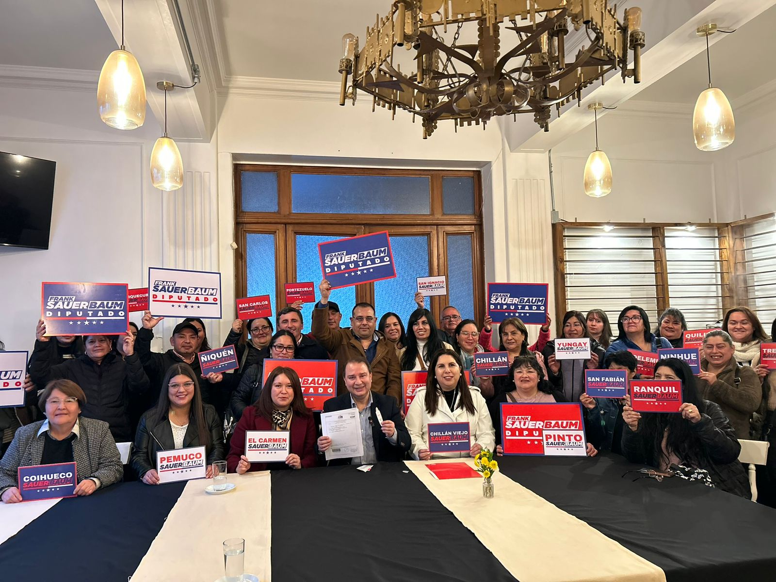 Sauerbaum entrega test de drogas y antecedentes a dirigentes sociales en Chillán horas antes de inscribir candidatura
