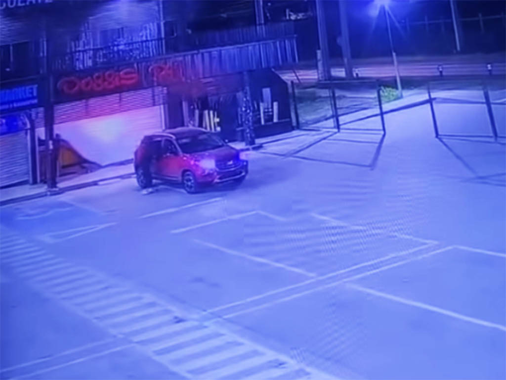 Madrugada de terror: cinco sujetos destrozan stripcenter en Chillán con alunizaje