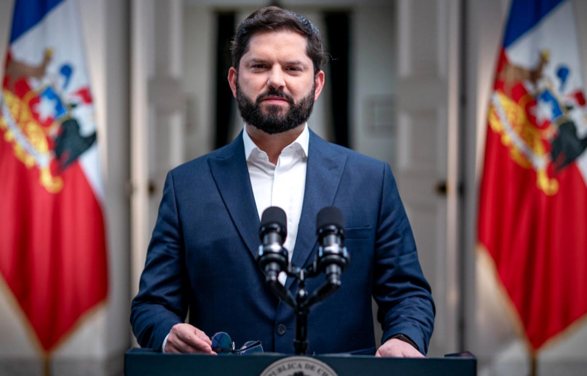 Boric reconoce que frenó decreto del cable chino para conversarlo con Kast