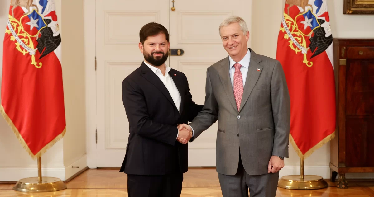 Cadem: sube aprobación de Gabriel Boric y 57% cree que a Chile “le irá bien” con José Antonio Kast