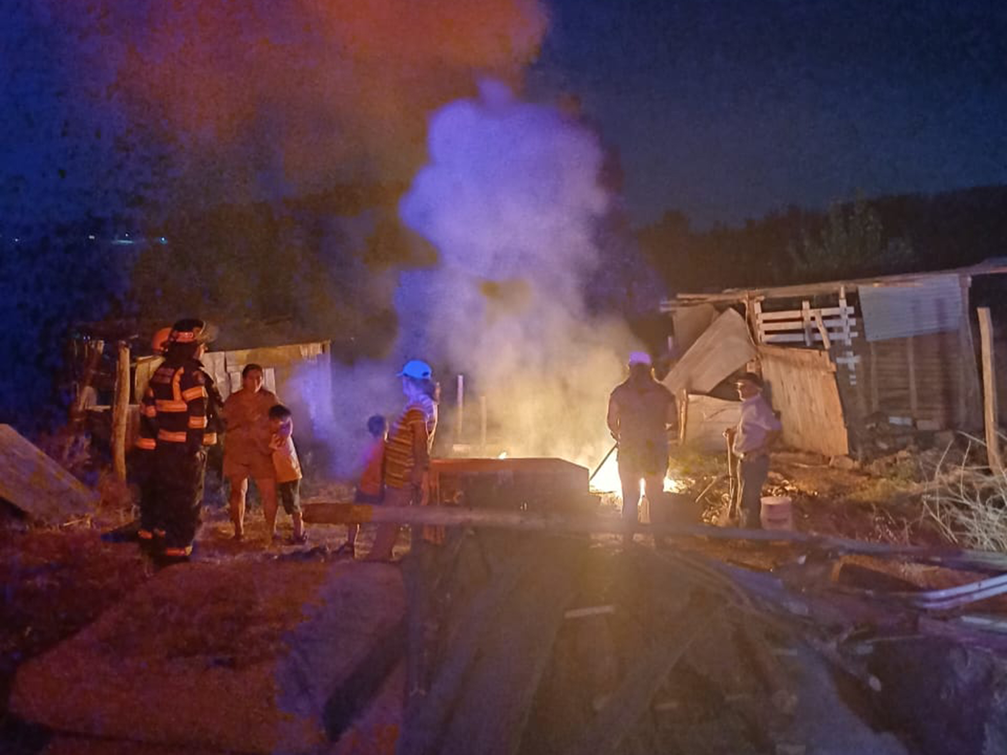 Ñuble en alerta: incendios en Ránquil y Pinto obligan evacuaciones y despliegue aéreo masivo