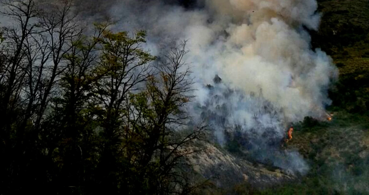 Alerta Roja en Reserva Ñuble: incendio forestal consume 26,6 ha y moviliza helicópteros y brigadas en Pinto
