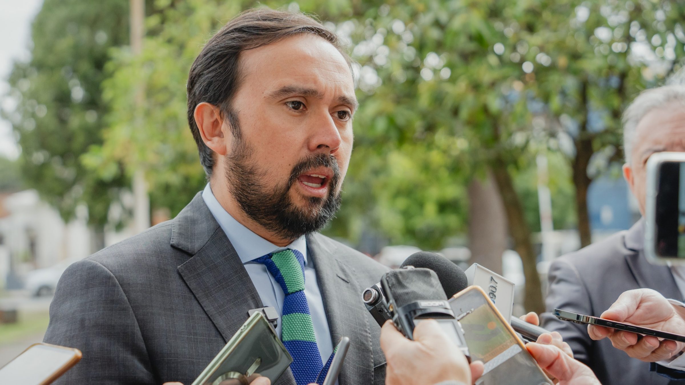 Gobernador Crisóstomo advierte que el combate no ha terminado y confirma entrega de bonos y casas de emergencia