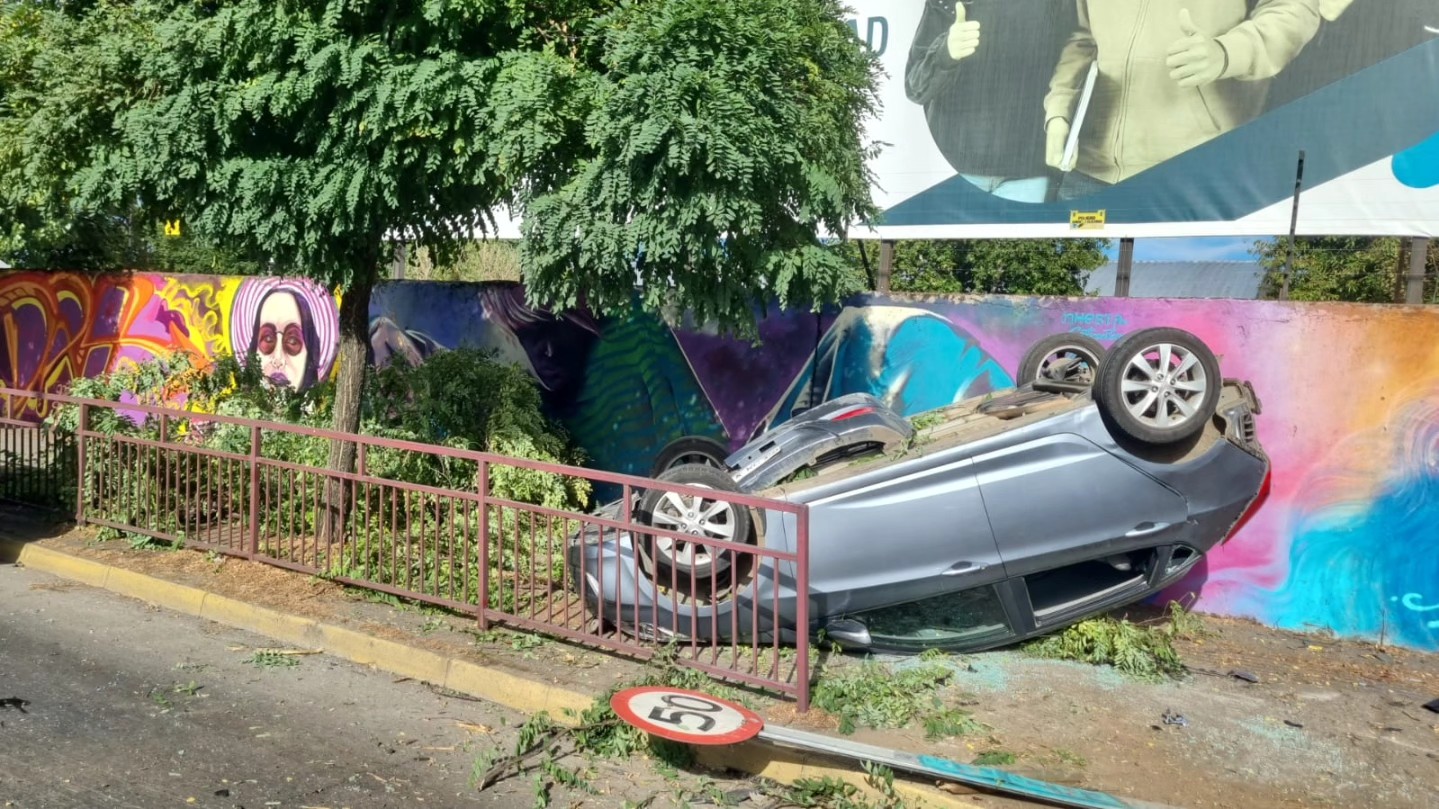 Violento accidente sacude avenida O’Higgins en Chillán: colisión terminó con volcamiento y caída de árbol