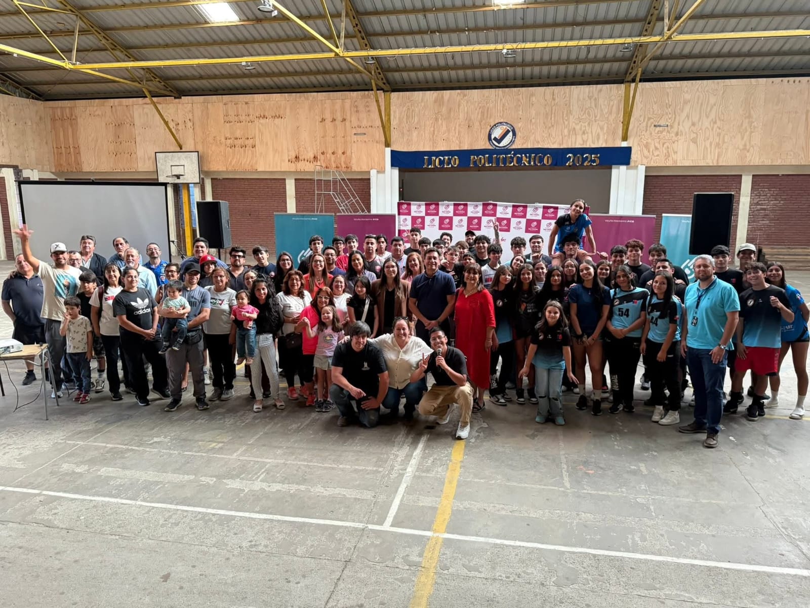 COMIENZA REMODELACIÓN DEL GIMNASIO “HÉCTOR AQUEVEQUE ARÁNGUIZ” DE SAN CARLOS
