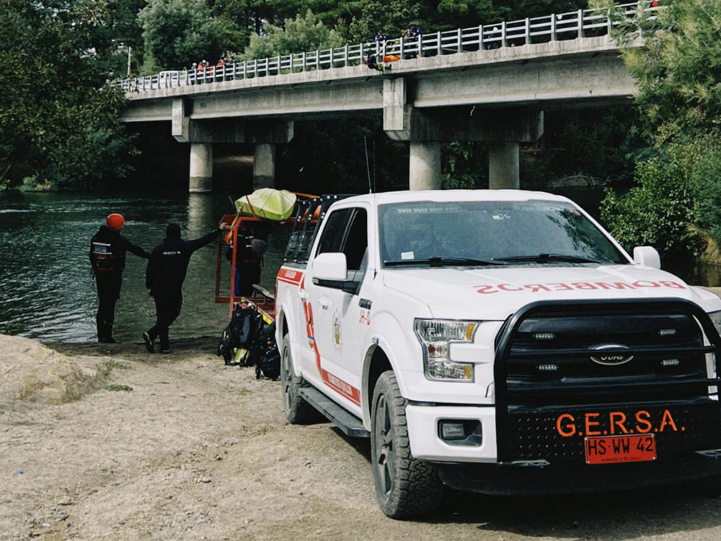 Operativo Ñuble: bomberos buscan a persona extraviada en el río