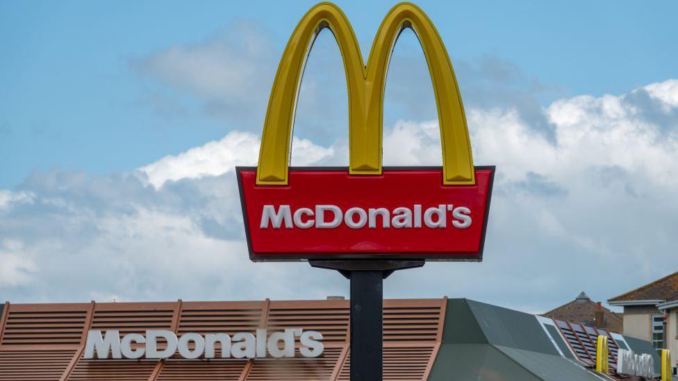 Tres carabineros sacan pistolas para colarse en fila de McDonalds