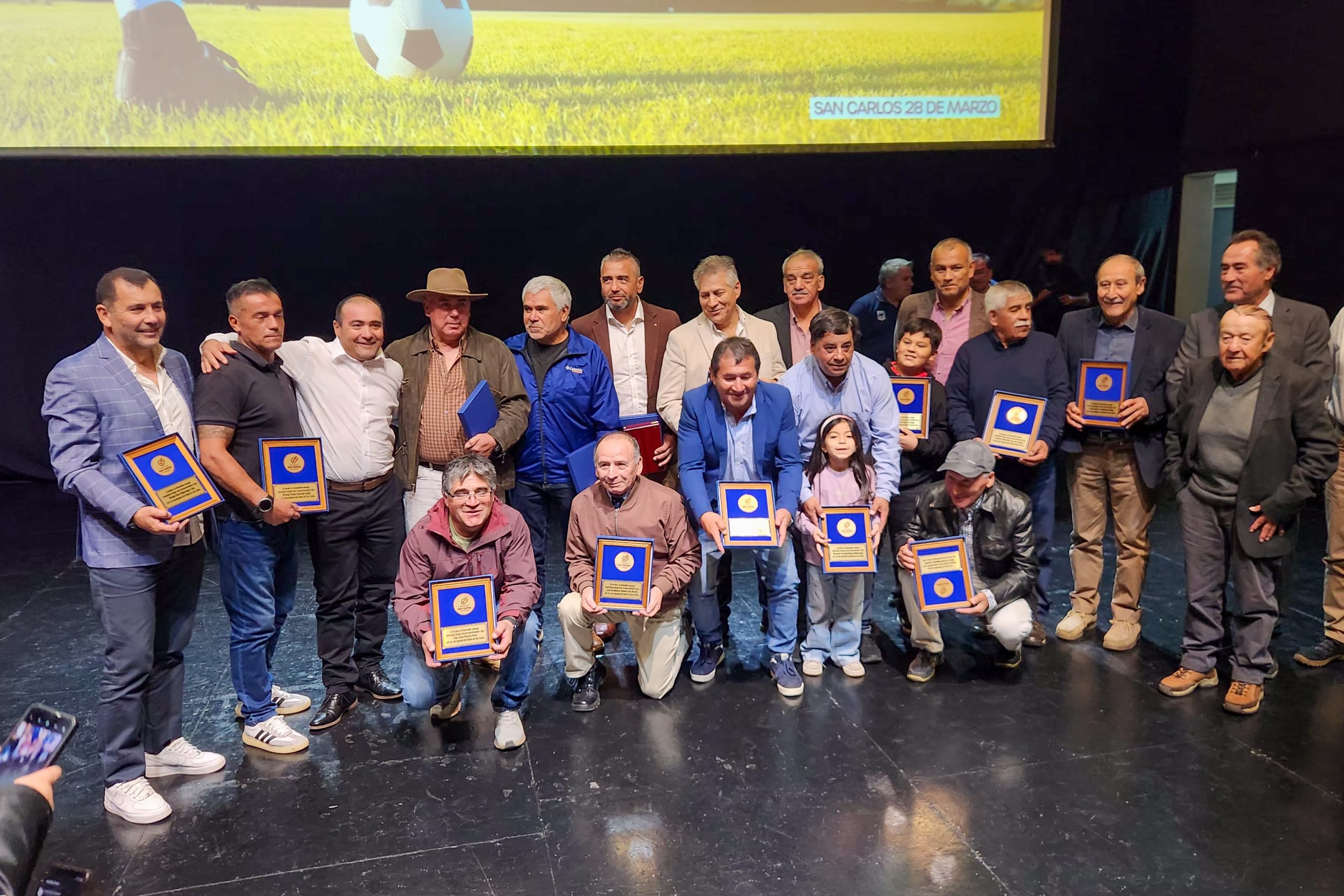 Emotivo homenaje a históricos del fútbol amateur reúne a 25 leyendas en San Carlos