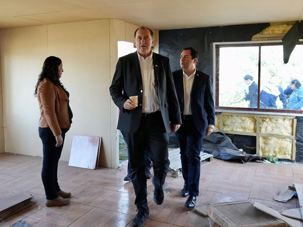 Ministro de Vivienda en Ñuble llega a San Ignacio por casas que no se pueden habitar