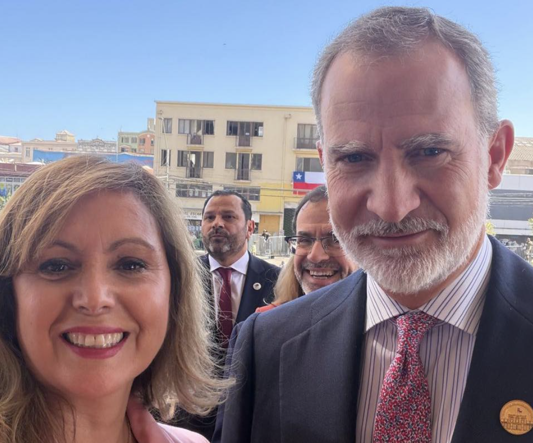 Senadora de Ñuble rompe el protocolo y le pide una selfie al Rey de España en pleno cambio de mando