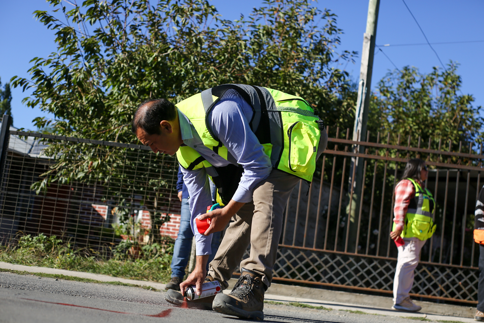 Municipio de San Carlos inicia trabajos de bacheo en puntos críticos de Las Arboledas, Calle Matta y Camino a Nahueltoro