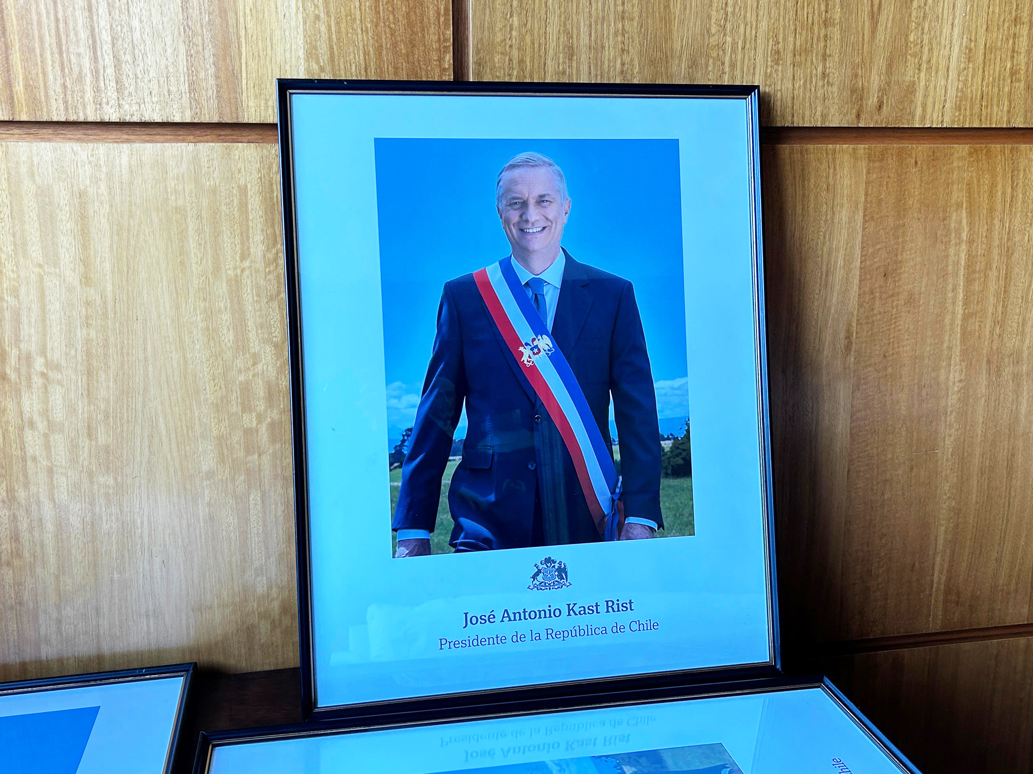 Comenzó el cambio de mando en Ñuble: retiran foto de Boric y aparece el retrato de Kast