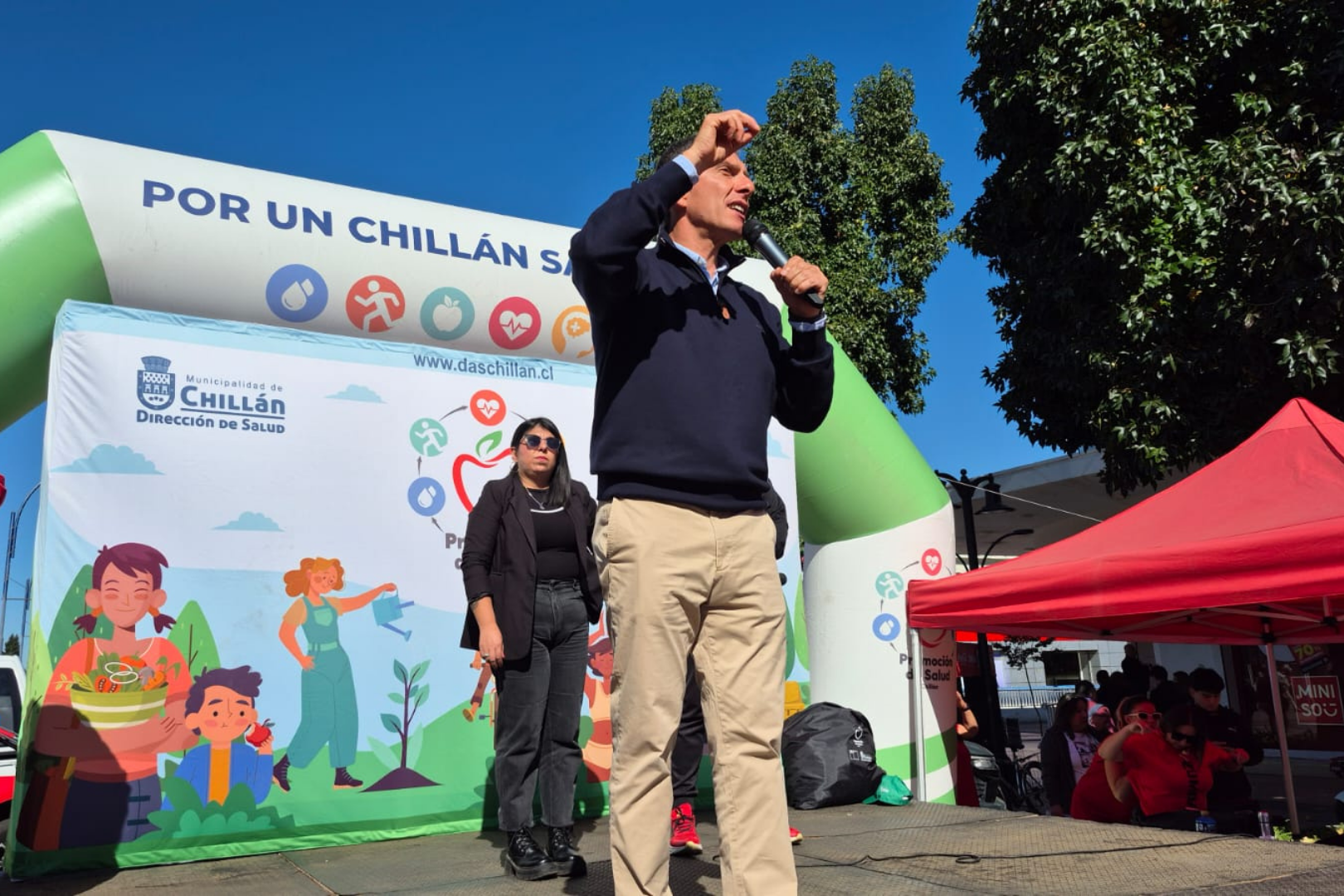 Municipalidad de Chillán conmemoró el Día de la Salud y la Actividad Física con feria ciudadana en el Paseo Arauco.