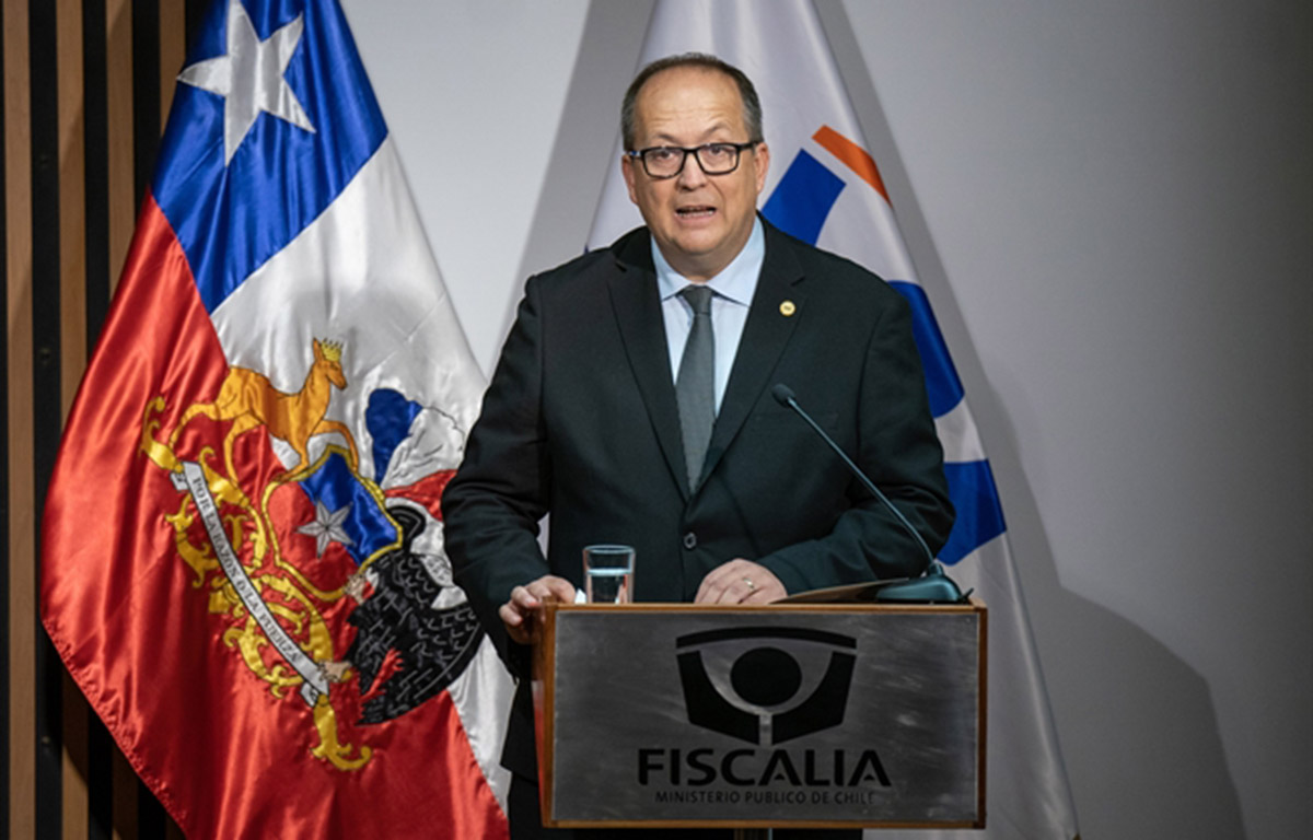 Deuda universitaria de fiscal nacional genera polémica y reacción tras reportaje en Chile