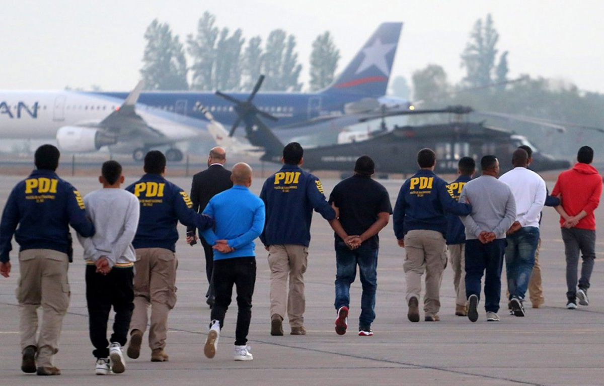 Kast dice que expulsar 300 mil migrantes “era una metáfora”