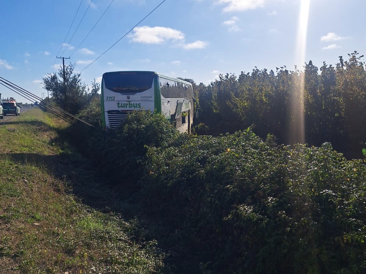10 heridos deja volcamiento de bus en Ñuble