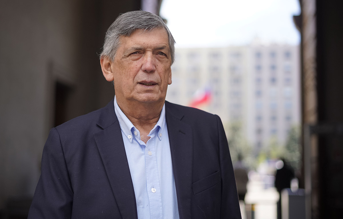 Líder del PC critica plan de Kast y genera debate político durante visita a Chillán