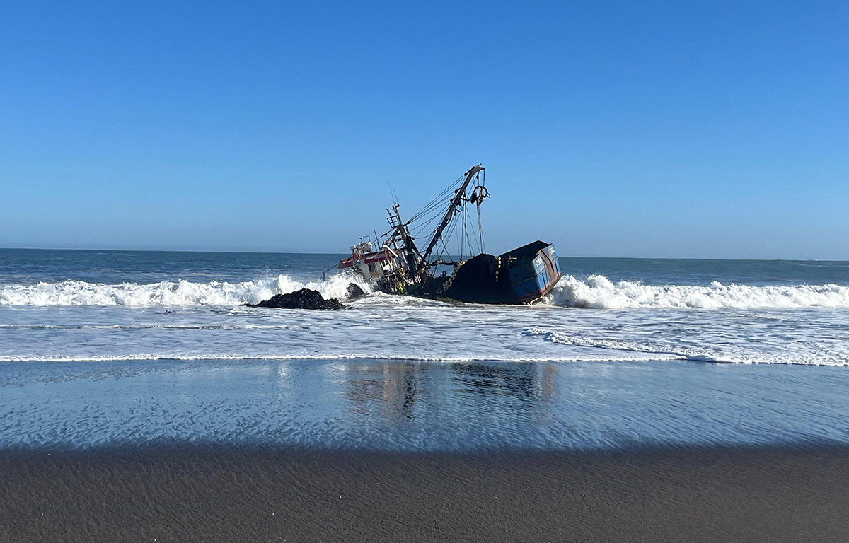 Barco encallado en Cobquecura desata alerta por 40 toneladas de carga