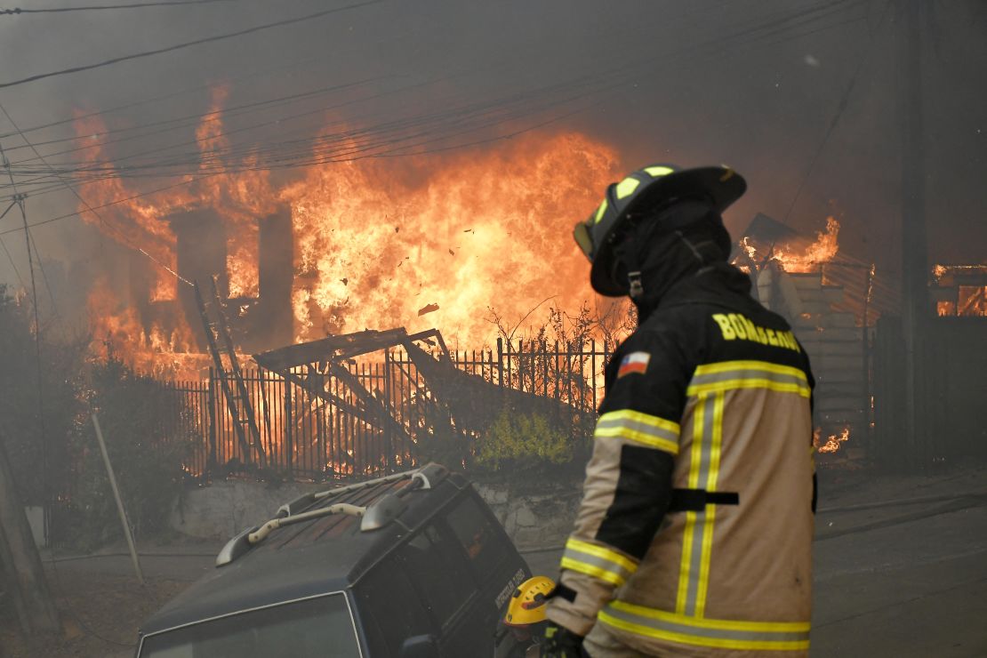 Un muerto deja incendio que destruyó dos casas en Ñuble
