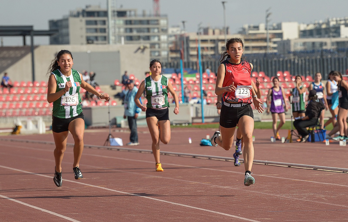 Ñuble brilla en Santiago: atletismo escolar logra histórico segundo lugar