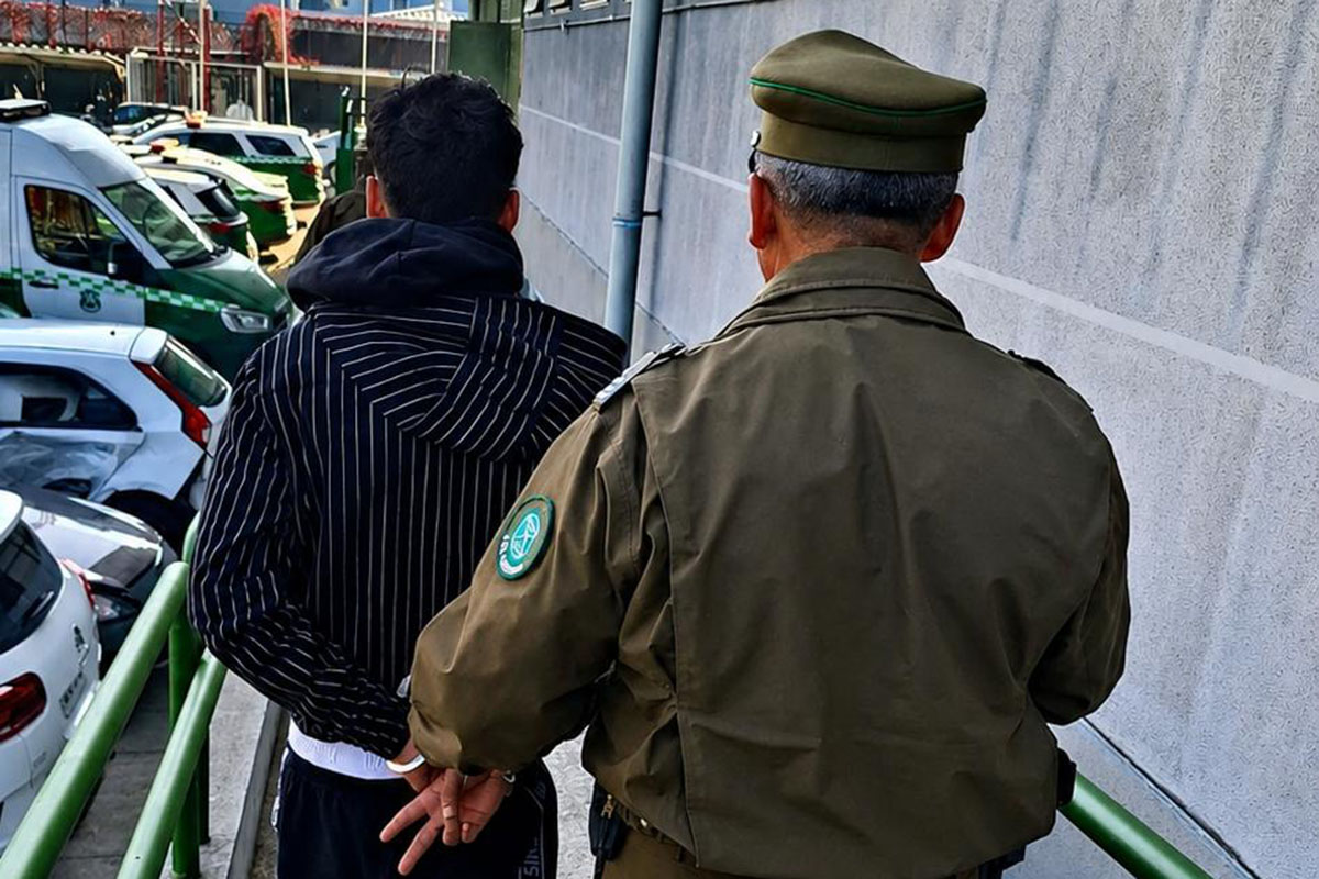 Chillán: entraron a robar licores y comida, pero Carabineros los atrapó adentro