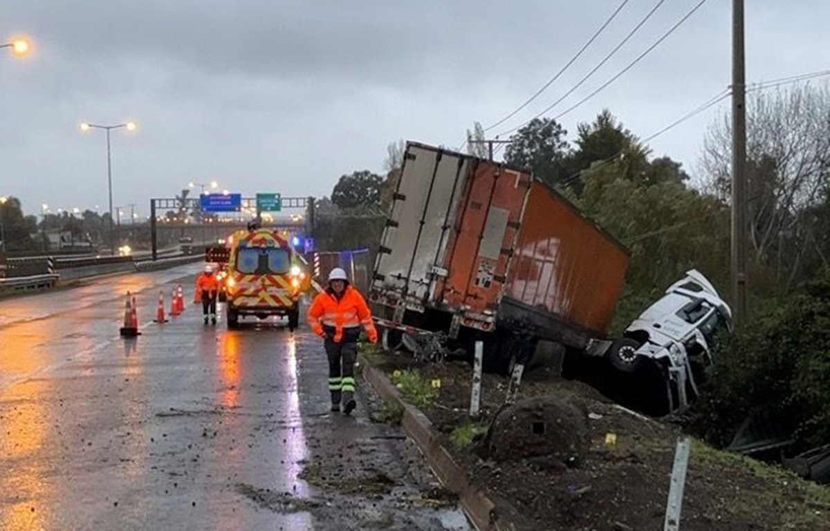 Fatal madrugada en Ñuble: conductor muere en violento choque de camión