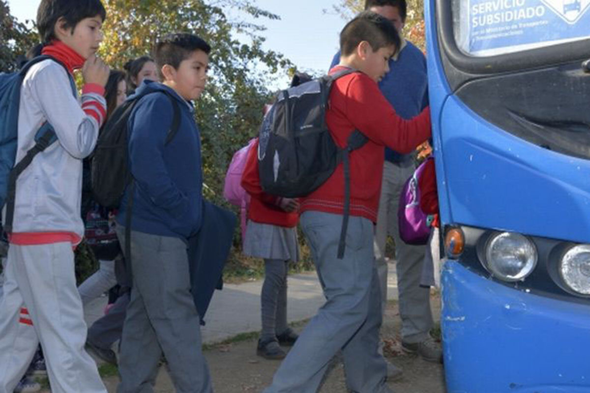 Transportistas escolares denuncian deuda millonaria y amenazan con paralizar recorridos en Ñuble