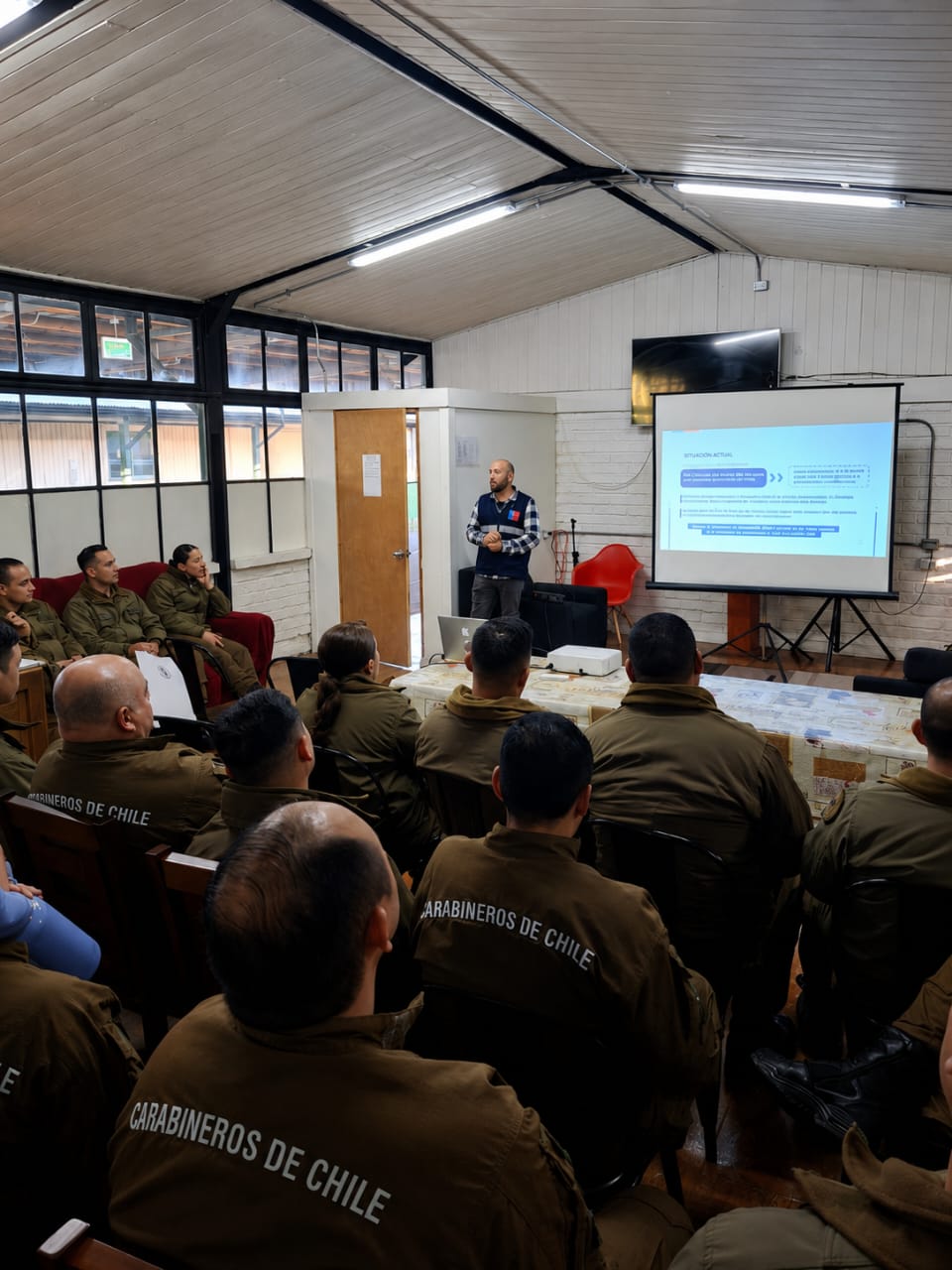 Más de 30 Carabineros se capacitan en seguridad vial infantil y alcances de la licencia digital de conducir