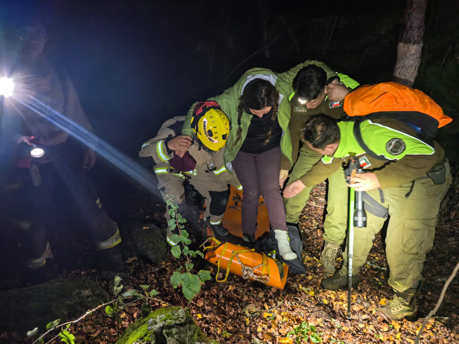 Carabineros y Bomberos activan operativo de rescate para evacuar a excursionista