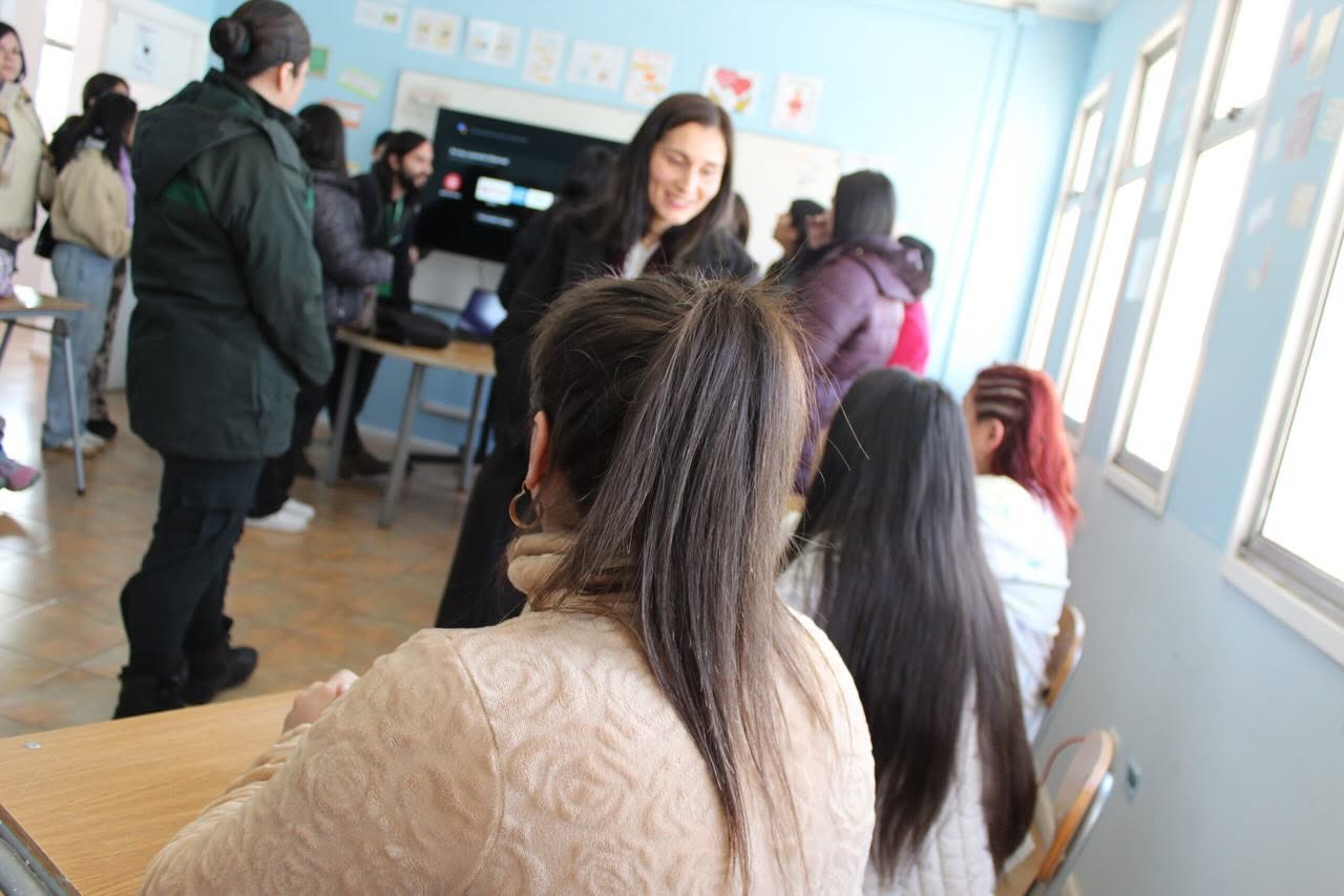 Con taller sociolaboral fomentan la reinserción de mujeres privadas de libertad en unidad penal de Bulnes.