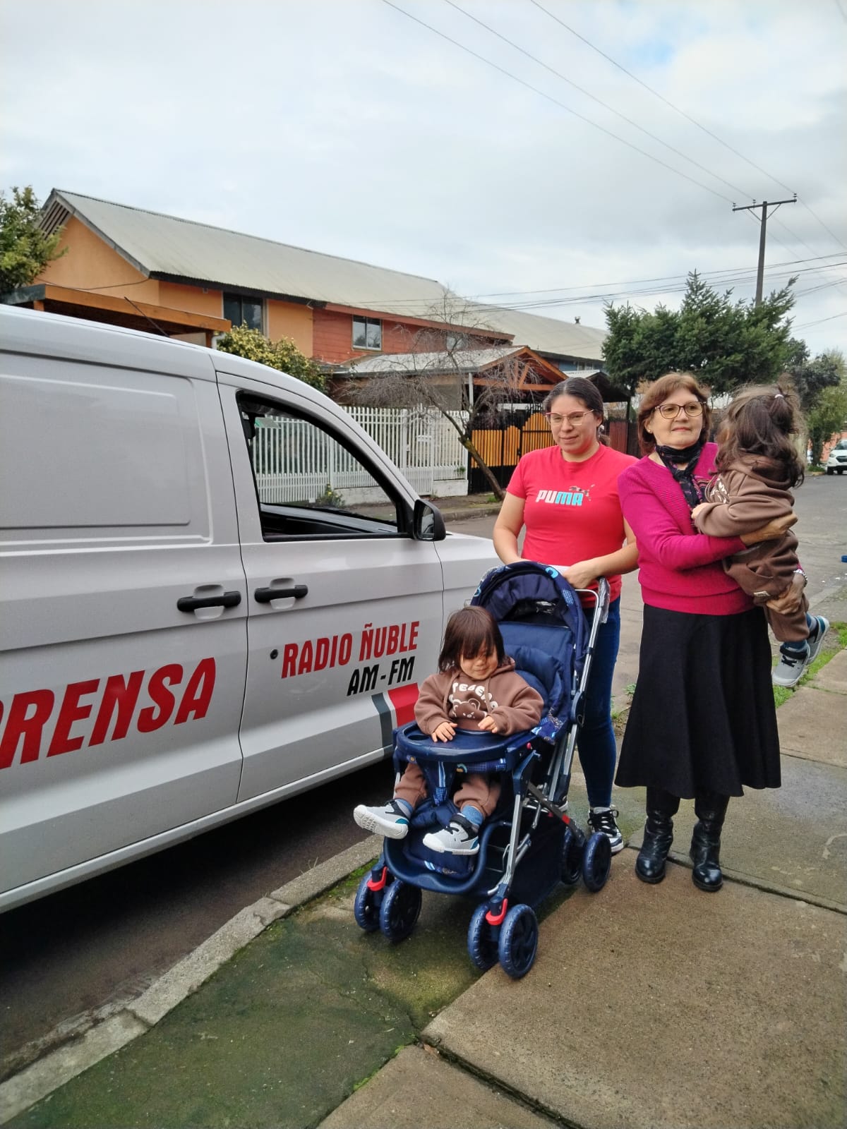 Otra guagua recibe su coche de regalo.