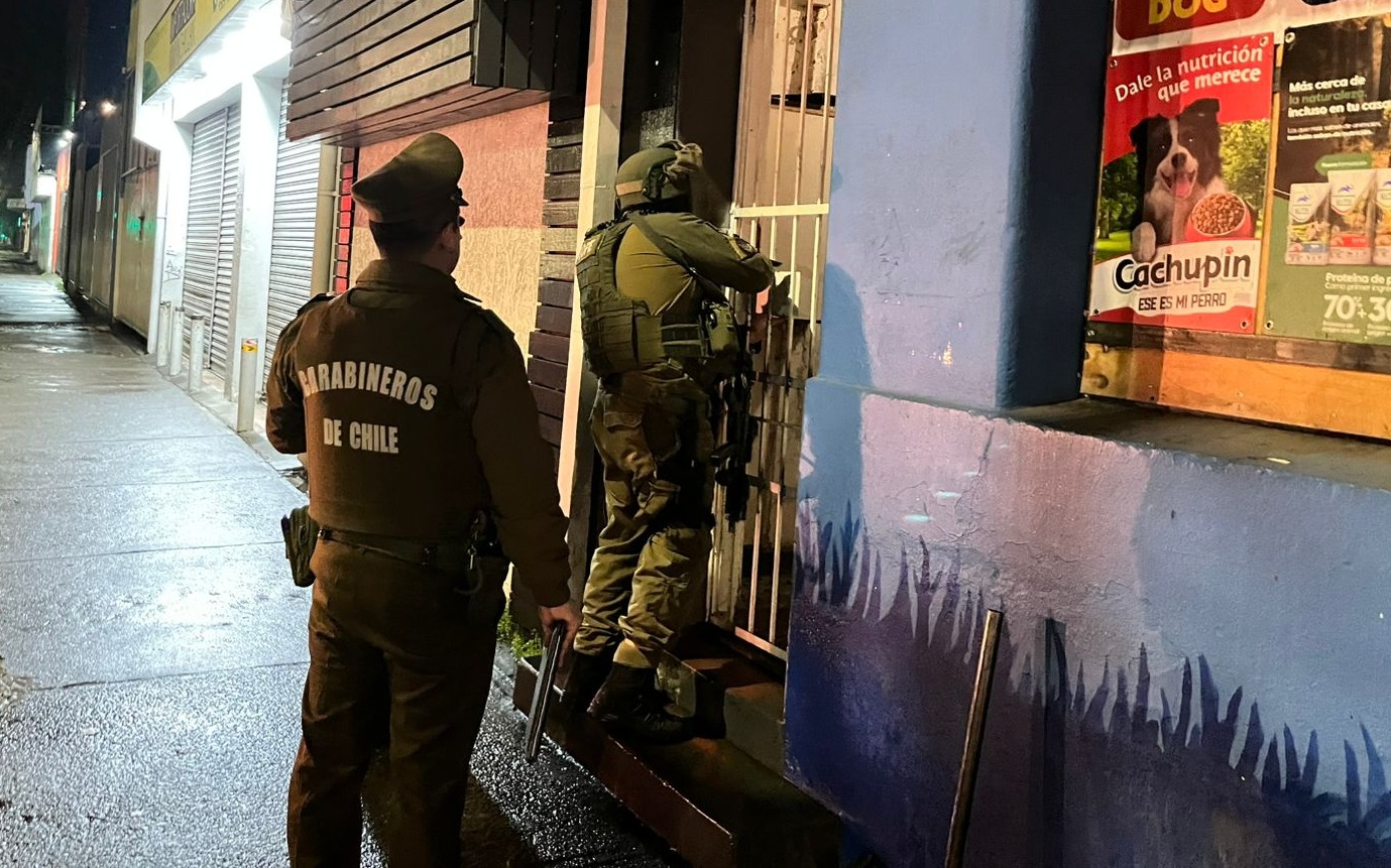 Fiscalización y allanamiento permite decomisar bebidas alcohólicas en local clandestino de Chillán.