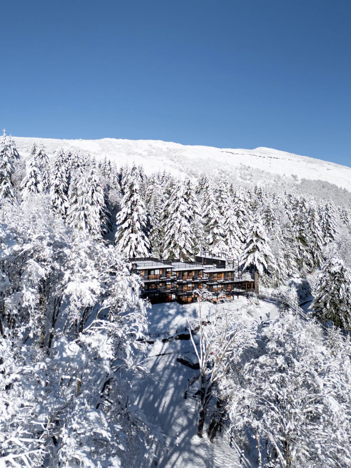 Más de 30 centímetros de nieve acumula la Cordillera de Ñuble y autoridades refuerzan medidas de seguridad.
