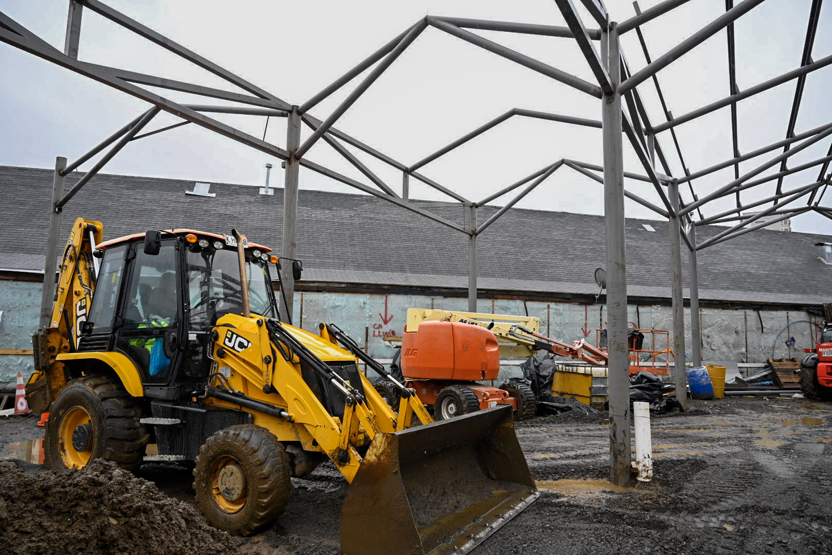 70% de avance registra construcción del Patio Isabel Riquelme del Mercado de Chillán
