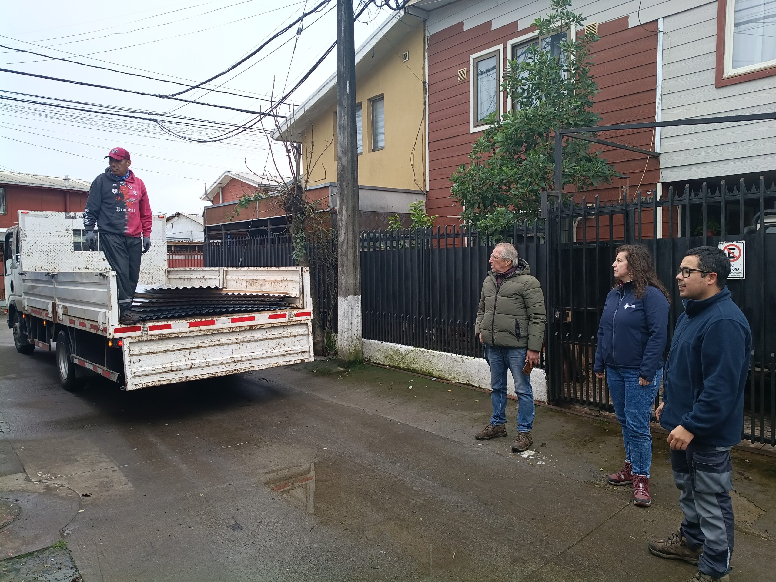 Municipalidad de Chillán refuerza apoyo a familias afectadas por el temporal.